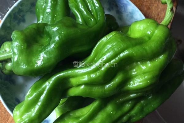 辣椒炒肉的做法图解1