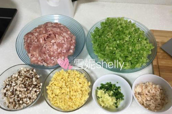 纯手工彩色水饺——芹菜猪肉馅的做法图解1