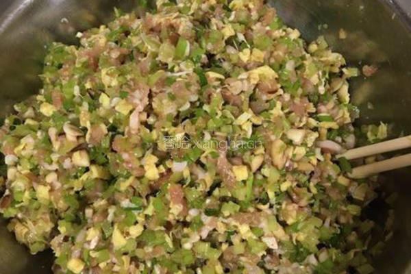 纯手工彩色水饺——芹菜猪肉馅的做法图解2