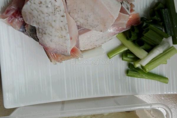 鱼腩焖豆腐的做法图解1