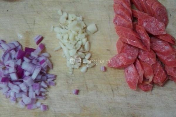 香肠蛋炒饭的做法图解1