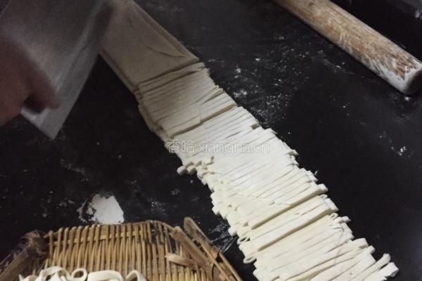 咸菜腊肥肠手擀面的做法图解5