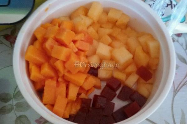 木瓜哈密瓜山楂糕椰浆西米露的做法图解3