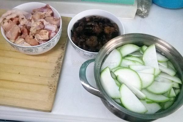 小公鸡粉条葫芦炖榛蘑的做法图解1