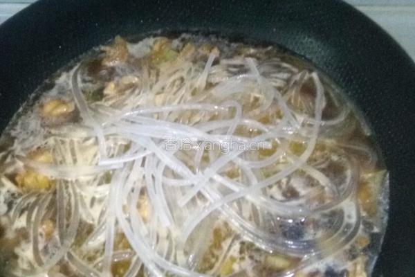 小公鸡粉条葫芦炖榛蘑的做法图解4