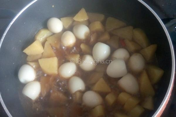 鹌鹑蛋闷土豆的做法图解4
