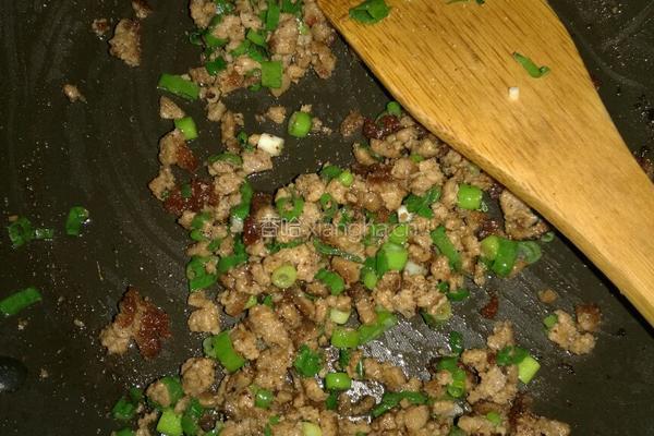 家常葱花肉末饼的做法图解1
