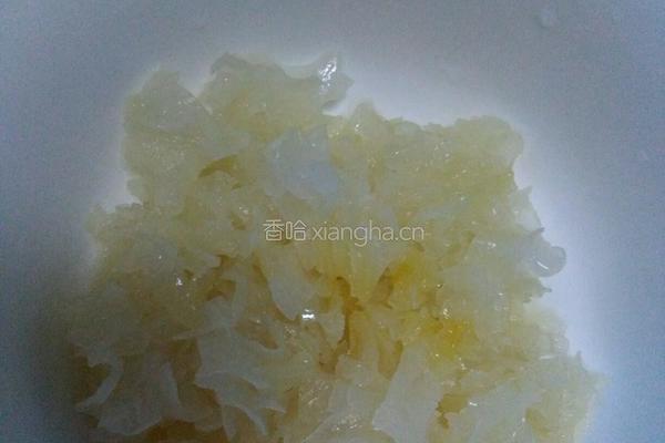小米红枣银耳粥的做法图解2