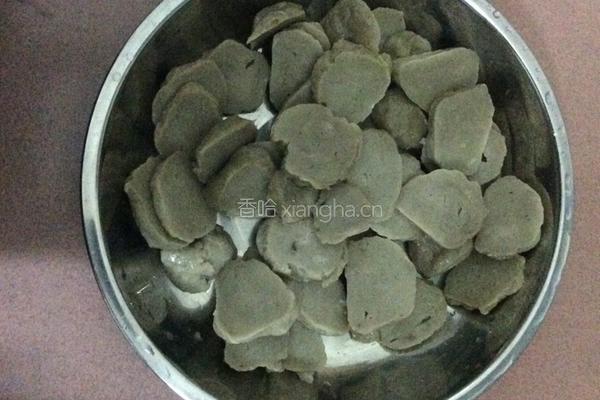 客家肉丸炒青椒的做法图解1