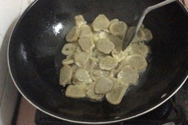 客家肉丸炒青椒的做法图解3