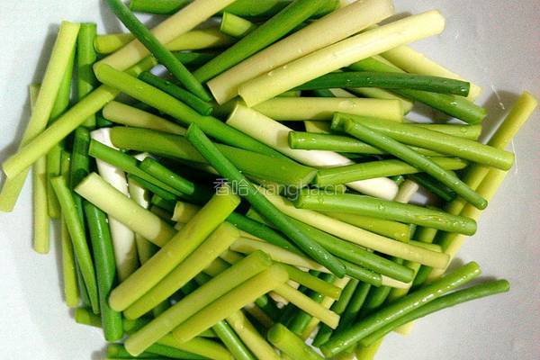 蒜苔炒腊肠的做法图解1