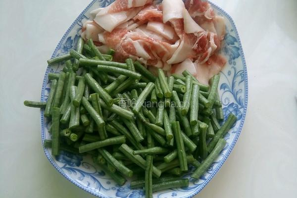 五花肉炒豇豆的做法图解1