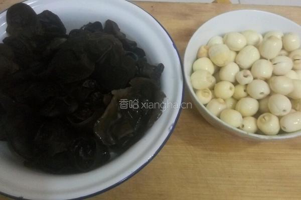 黑木耳红枣莲子羹的做法图解2