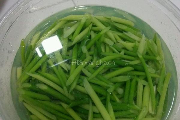 蒜苔肉丝的做法图解2