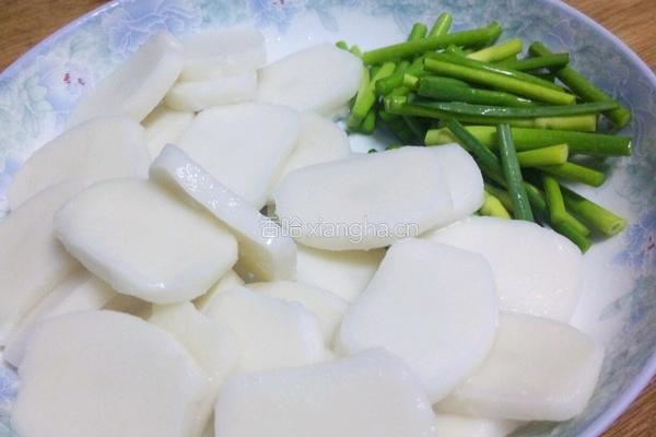 蒜蓉炒年糕的做法图解1