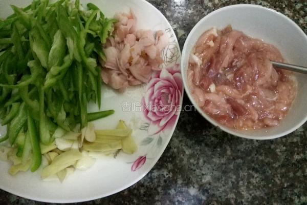 青椒炒肉丝(加蛋清)的做法图解1