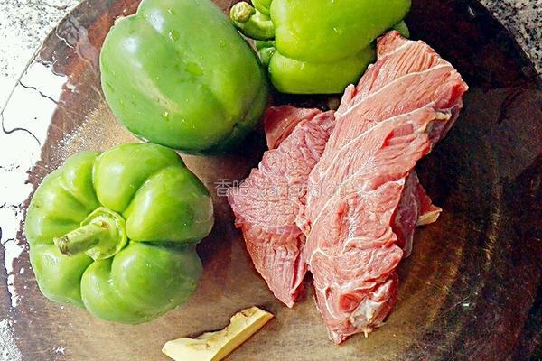 甜椒炒牛肉的做法图解1