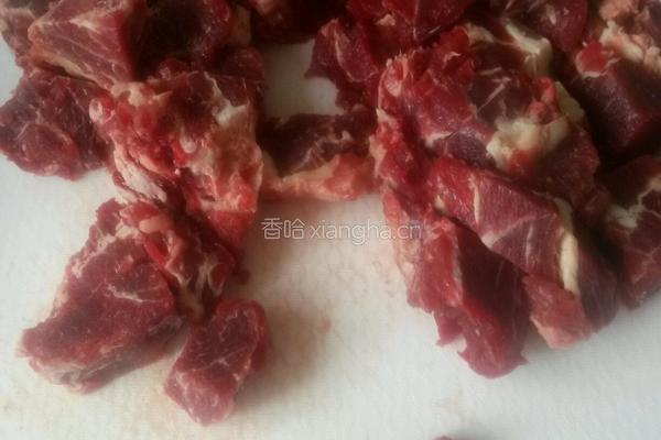 牛肉炖萝卜的做法图解1