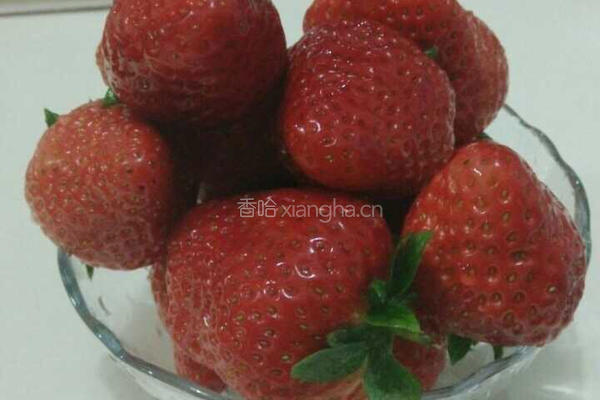 草莓果酱的做法图解1