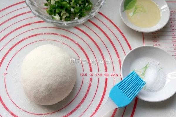 香葱油饼的做法图解1