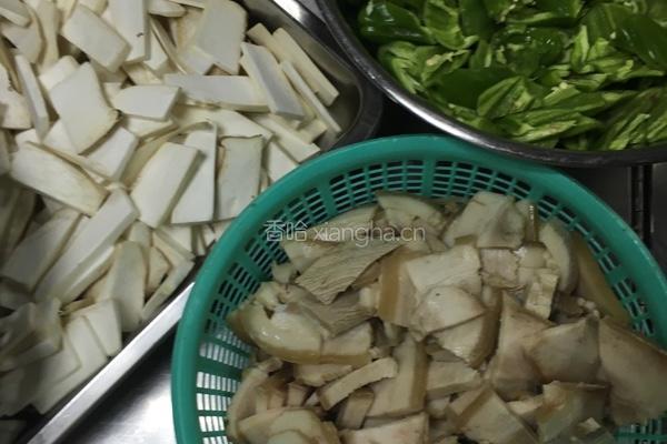 杏鲍菇炒肉片的做法图解1