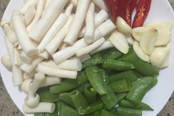 斋炒海鲜菇甜豆的做法图解1