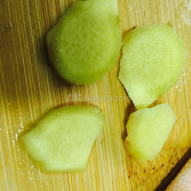 
准备几片姜片备用