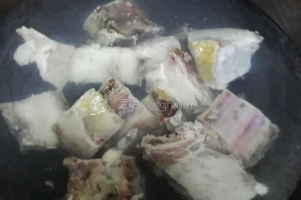 莴笋炖排骨的做法图解1