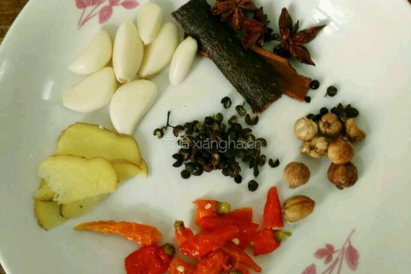 猪头肉肠子炖腊豆腐的做法图解1