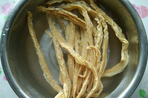青椒炒腐竹的做法图解1