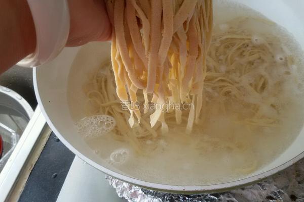 手擀三条腿面条的做法图解10