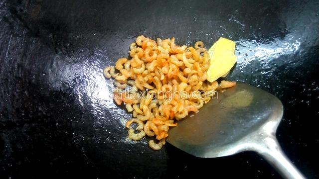 炒虾米:锅里加油烧热，倒入虾米炒香，加白酒去除虾米腥味。依次加入生抽、蚝油炒制入味。清水适量，稍煮片刻，待汤汁浓稠盛出装碗备用。