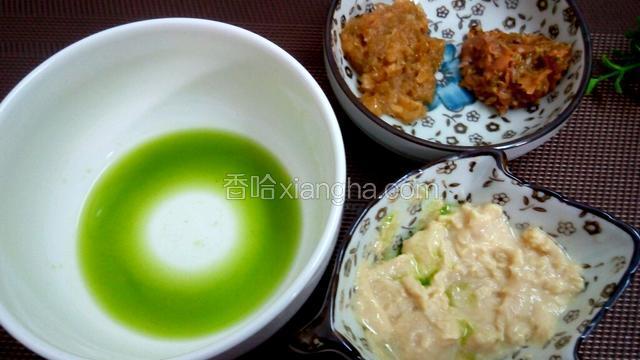 调配酱汁:取柠檬、山黄皮切碎，腐乳碾碎；香葱碾压只留取葱汁。