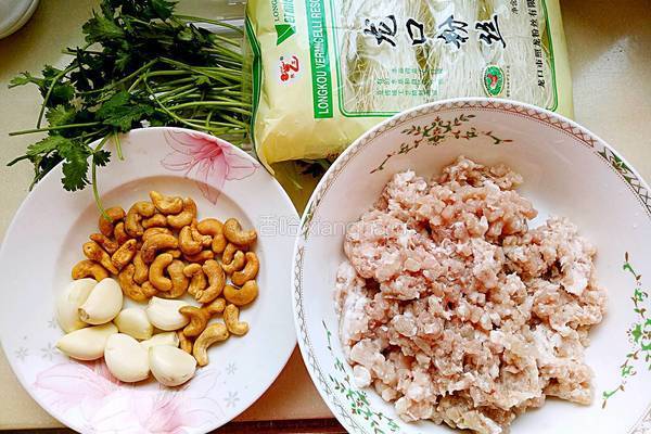 肉末腰果捞粉丝的做法图解1