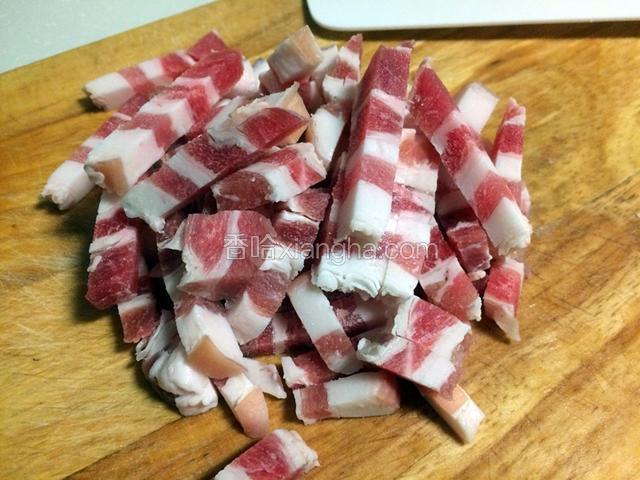 五花肉选择质量较好的部位，切成低于1厘米见方的小块；