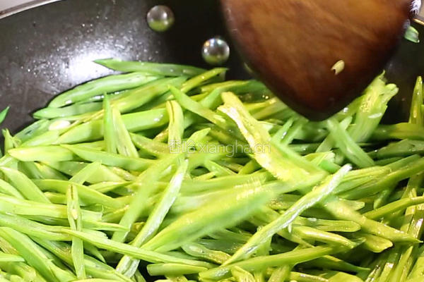 香辣扁豆丝的做法图解2