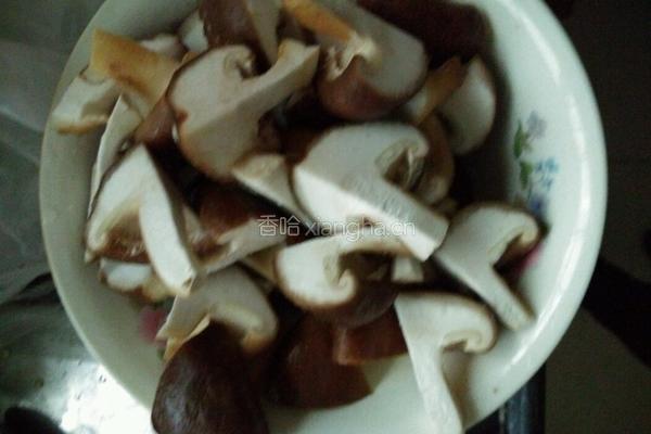 青椒炒香菇的做法图解1