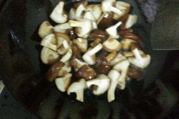 青椒炒香菇的做法图解3