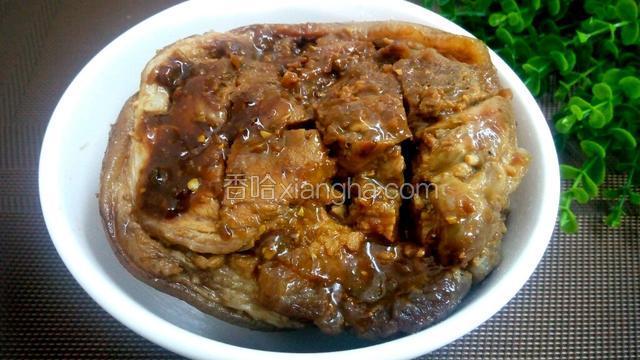 手指沿着碗的周围，以划圈的方式按压猪肉。反复几次，使得猪肉和酱汁充分相融合。滗出多余的酱汁，腌制半小时。
