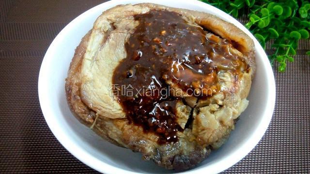 将肉皮朝下的猪腿肉码放在扣碗中，倒入调好的酱汁。