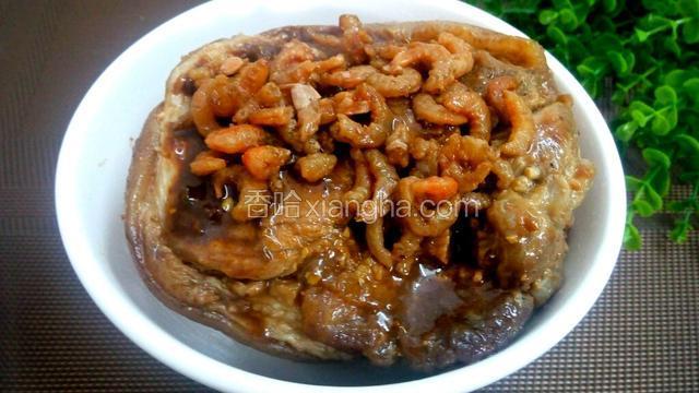 将炒好的虾米码放在猪腿肉面上，淋上一些虾米汤汁。