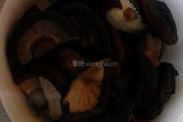 竹笋霉干菜炒香菇的做法图解1