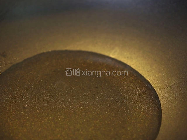 锅内下20克色拉油，大火将油烧至7成热（即油面有青烟大量上升时为7成热）