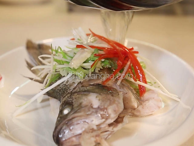 起锅将油浇在葱丝椒丝上