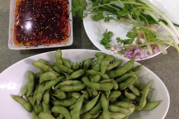 爽口红油毛豆的做法图解1