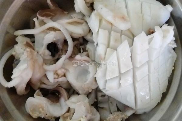 芹菜炒乌贼鱼的做法图解1