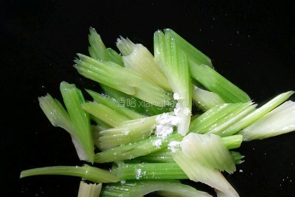 芹菜炒乌贼鱼的做法图解3