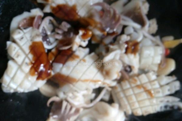 芹菜炒乌贼鱼的做法图解5