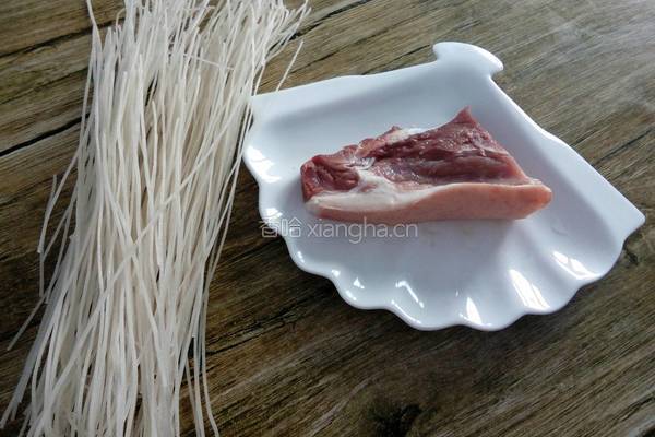 猪肉炖粉条的做法图解1