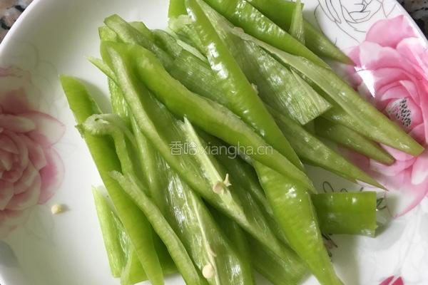 尖椒炒鱿鱼的做法图解1